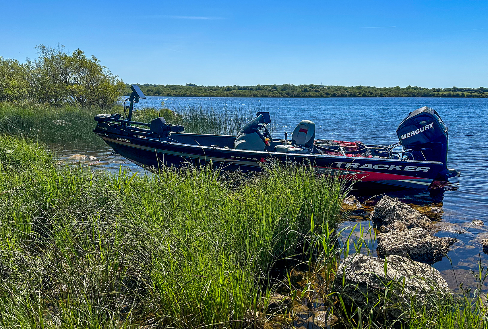 Bateau tout equipé pour pecher le brochet en irlande, un tracker super guide V16, moteur mercury