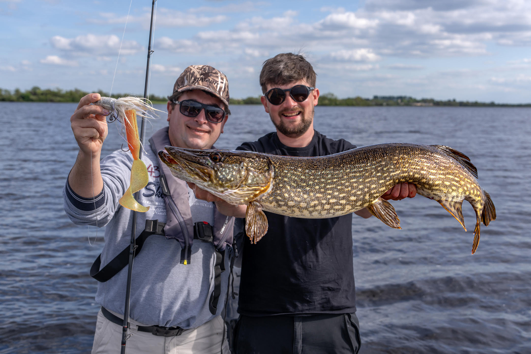 Photo bateau, du guide et un client avec un brochet metrer en sur un lac irlandais