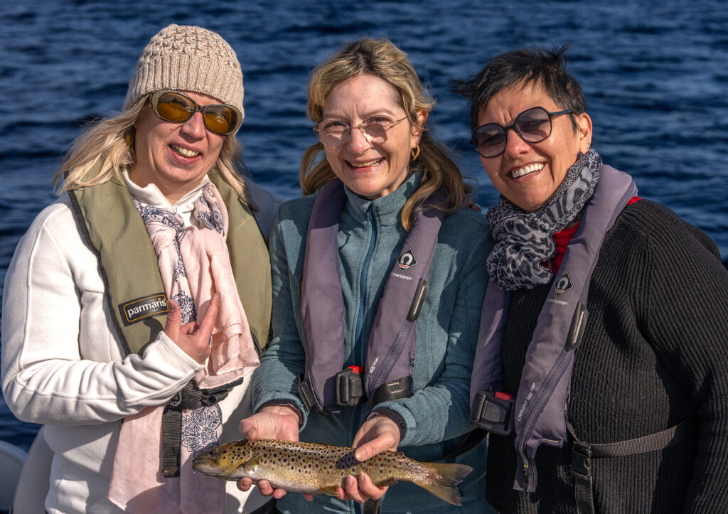 groupe de femme qui ont capturé une grosse truite irlandaise