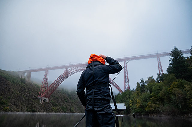 peche en lac de barrage avec le Viaduc de Garabit-Eiffel 