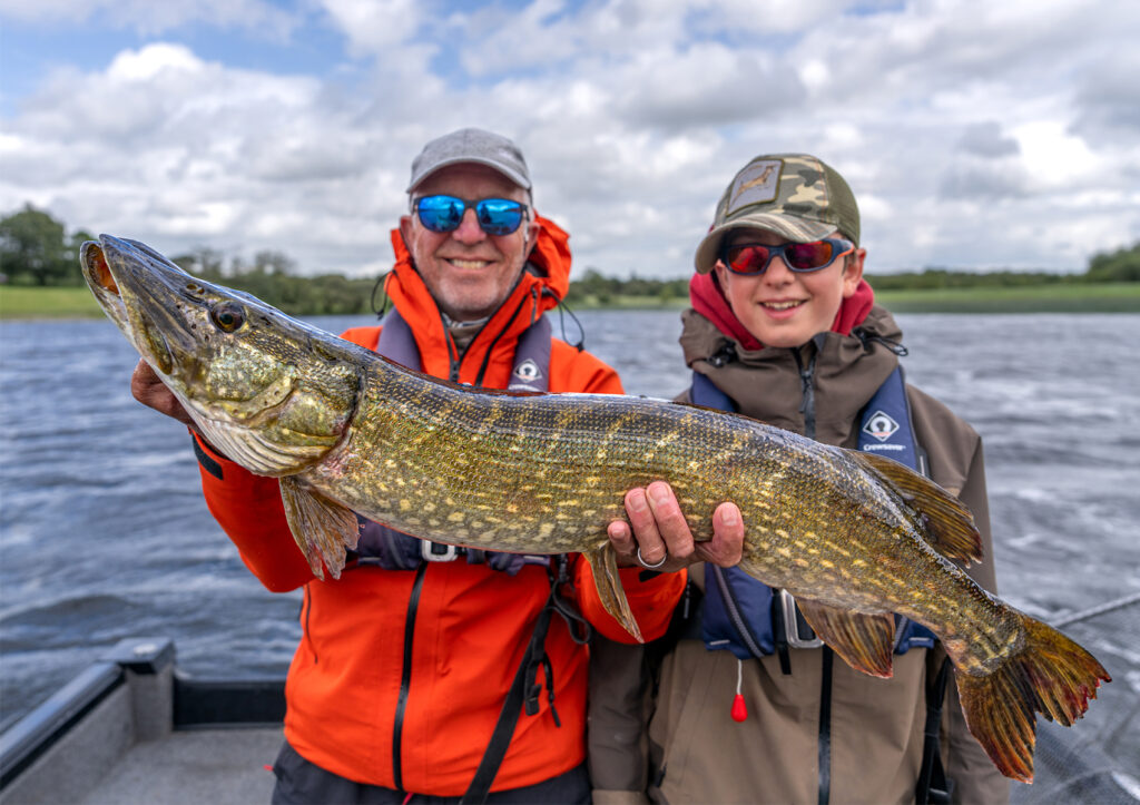 photo pere et fils avec un gros brochet capturé sur le shanon