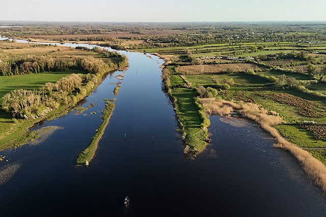 vu aerienne du plus grand fleuve d'irlande